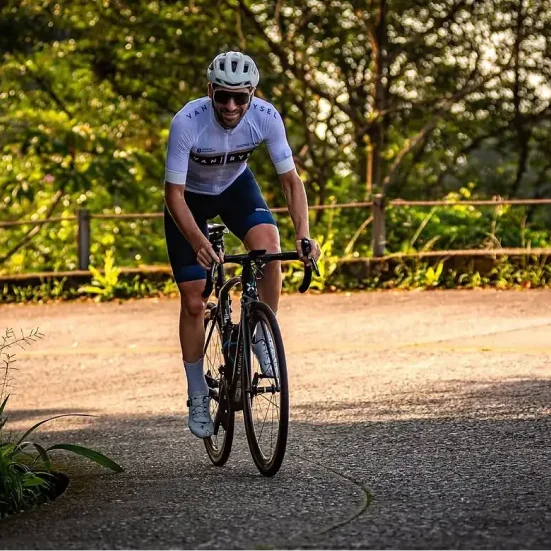 Ciclista subindo a Estrada Velha de Santos entre a mata
