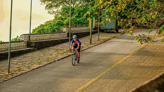 Ciclista na Estrada Velha de Santos sem carros